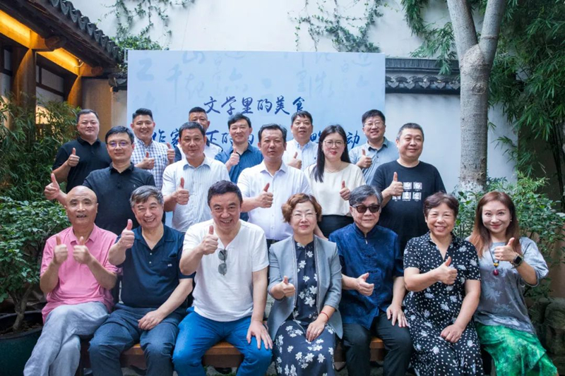 作家筆下的南京鹽水鴨開(kāi)寫，桂花鴨應(yīng)邀出席