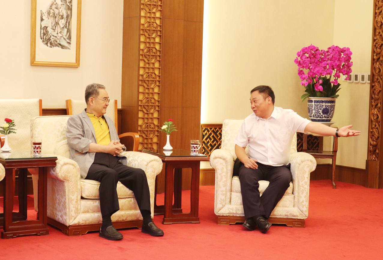 全國(guó)政協(xié)第十一屆常委、江蘇省原省長(zhǎng)季允石接見(jiàn)南京鴨業(yè)協(xié)會(huì)北京考察團(tuán)